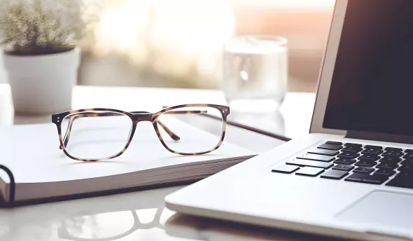 lunettes et ordinateur