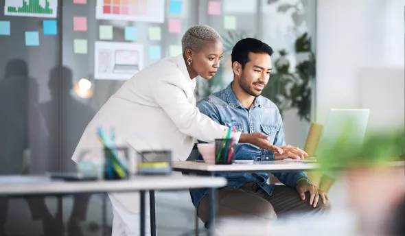 Deux collaborateurs devant l'ordinateur 