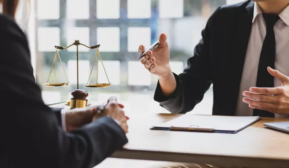 deux collaborateurs qui discutent