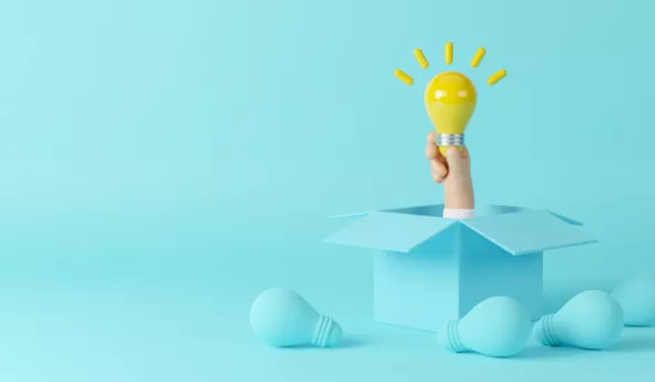 Image d'une boite avec une ampoule qui sort pour exprimer une idée