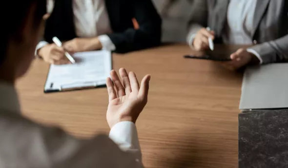 Trois personnes discutant autour d'une table