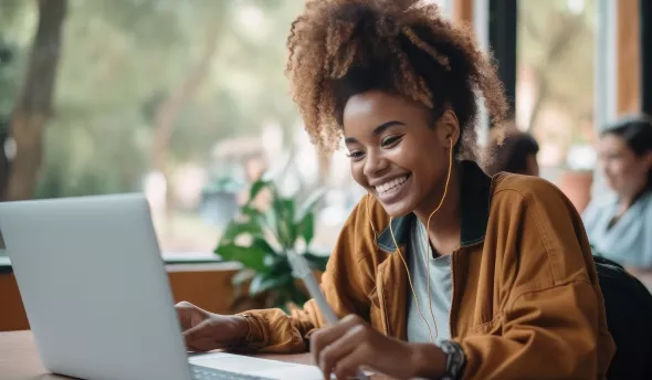jeune femme qui suit une formation en ligne 