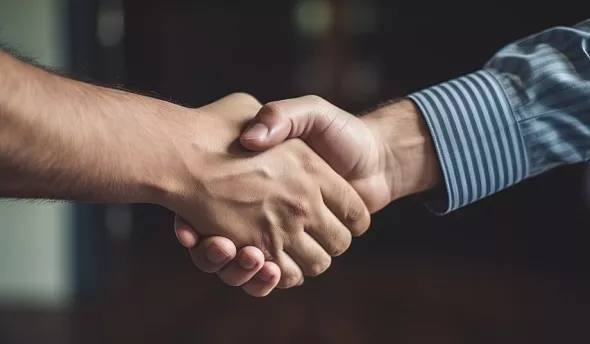 deux personnes qui se serrant la main