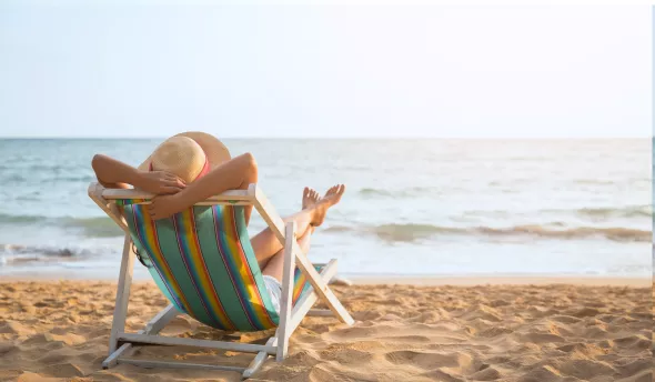 vacancier sur un transat