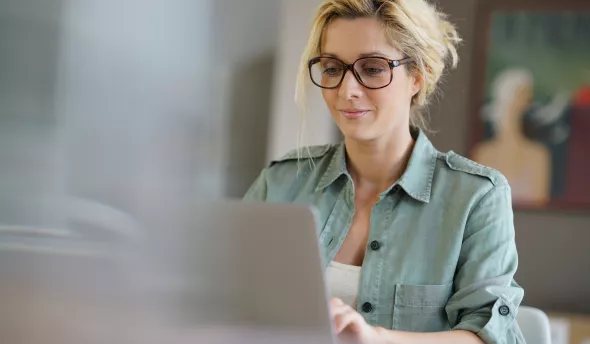 femme derrière son ordinateur