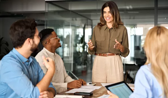 femme manager avec son équipe