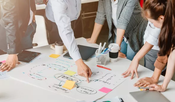 équipe intergénérationnelle autour de leur manager