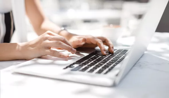 femme devant son ordinateur