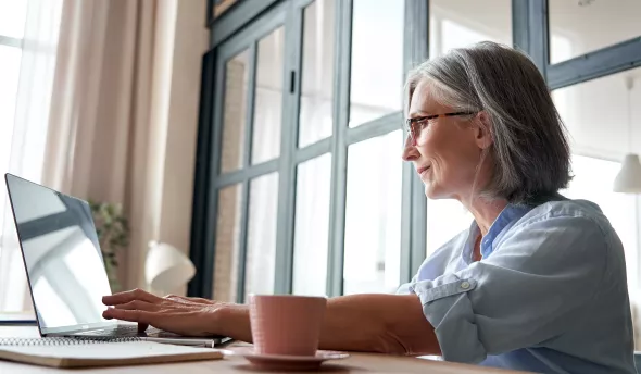 femme devant ordinateur