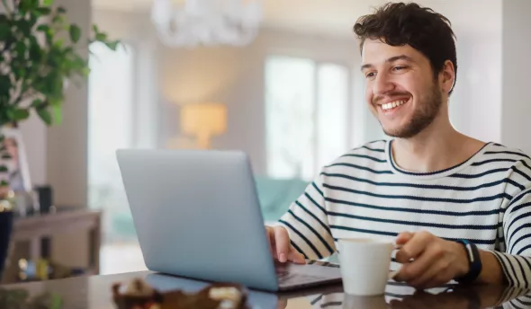 Homme en télétravail qui regarde son ordinateur
