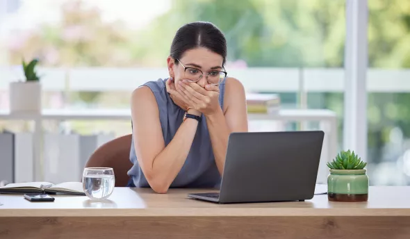 Femme ayant fait une erreur