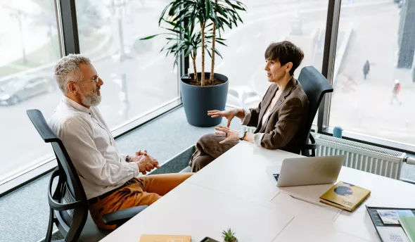 homme et femme qui discute