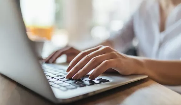 Personne qui rédige une annonce sur un ordinateur