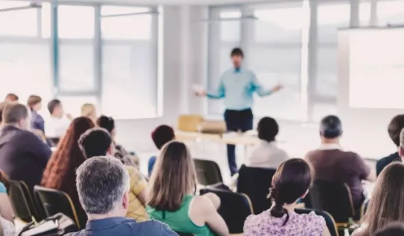 Instructeur donnant une formation à des collaborateurs
