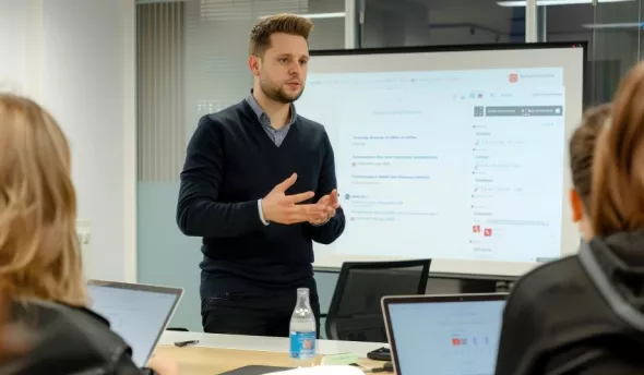 Une personne qui présente un diaporama