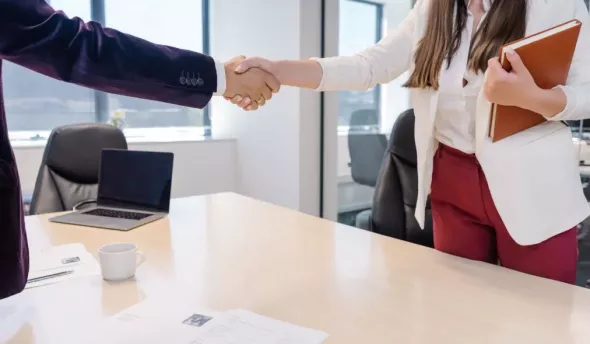 Candidate convoquée saluant le recruteur