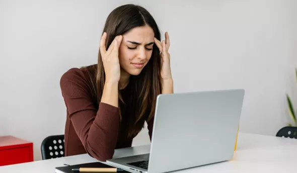 Une femme se prenant la tête