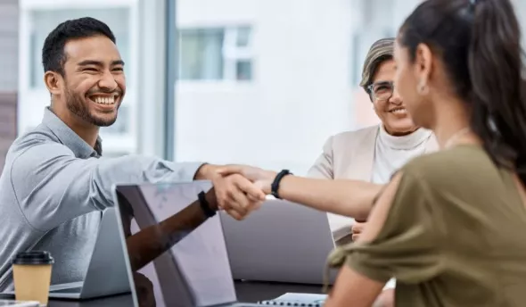 Un homme accueillant une nouvelle recrue dans son entreprise