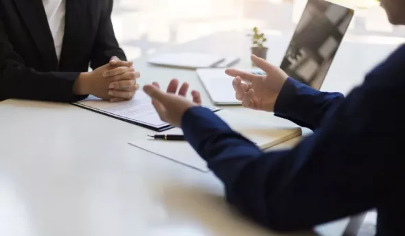 2 personnes qui échange