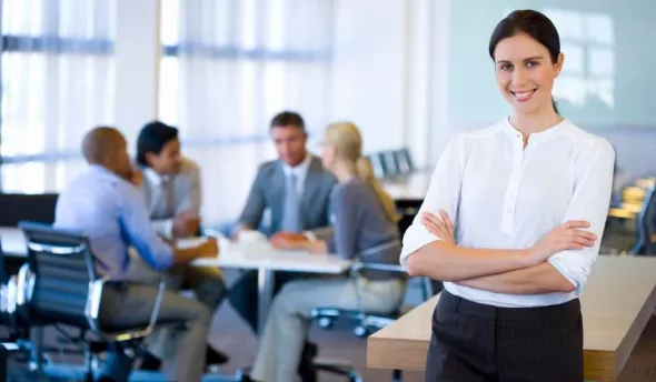 Femme souriante qui croise les bras