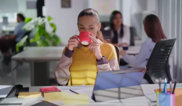 Femme prenant son café