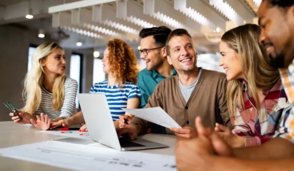 Personnes qui travaillent en équipe, en mode projet