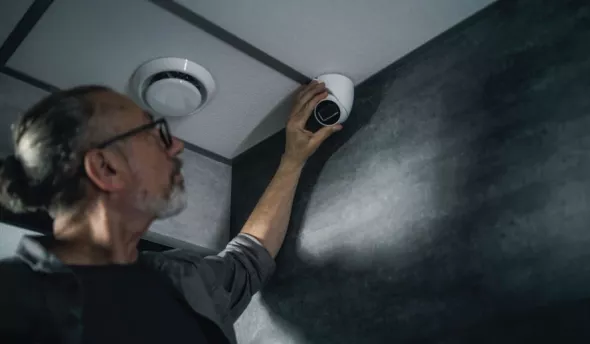 Un homme qui installe une caméra