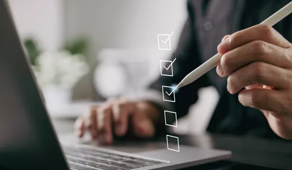 Homme qui gère ses tâches depuis son ordinateur