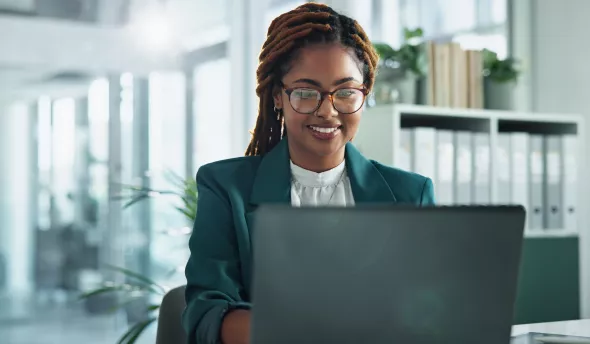 Responsable RH, sur son ordinateur qui utilise l'IA dans ses missions d'administration du personnel