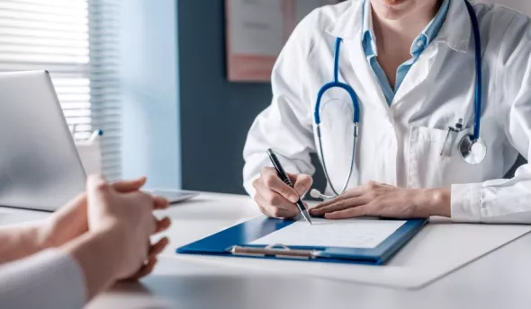 Une personne en train de passer une visite médicale