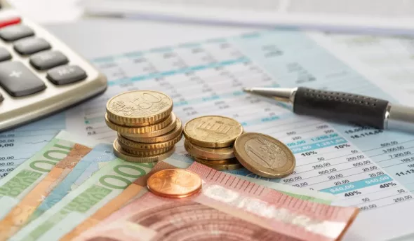 Illustration avec de l'argent et une calculatrice