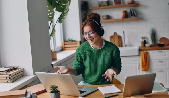 Une femme en train de faire du télétravail chez elle