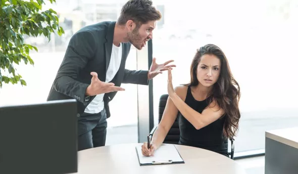 Une personne violente au travail
