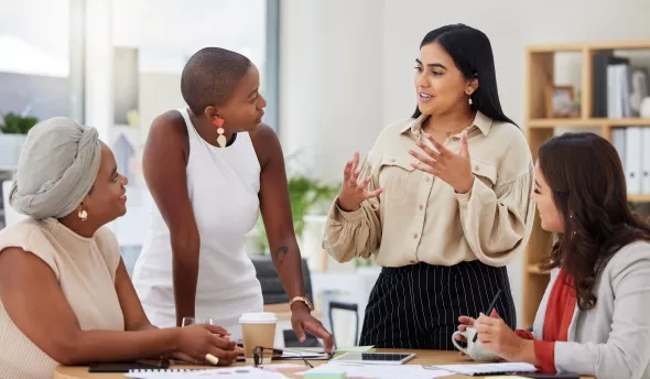 Nouveau manager en poste, en train de discuter avec son équipe