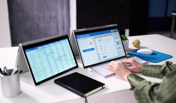 RH qui gère les temps de travail des collaborateurs depuis son ordinateur