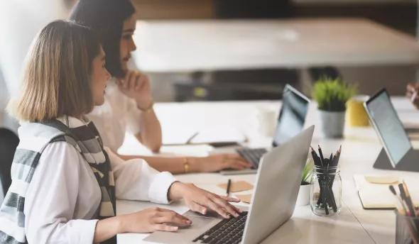 Rh et DRH entrain de travailler sur la veille juridique RH