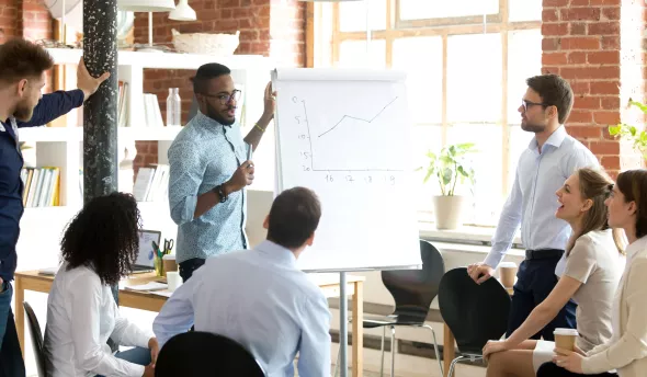 CEO en discussion avec son équipe pour établir sa stratégie RH