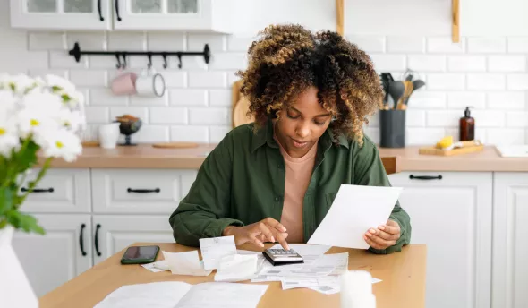Rémunération et avantages sociaux, collaboratrice entrain de faire ses comptes 
