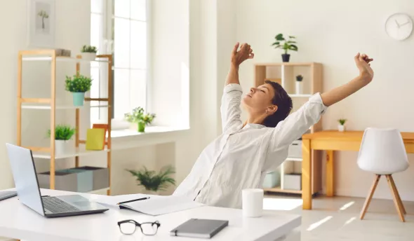 Collaboratrice qui s'étire dans le cadre d'un mémo sur la QVCT dans son entreprise