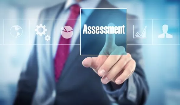 Illustration montrant l'utilisation de l'Assessment Center pour évaluer l'expertise et la performance des candidats lors du recrutement.