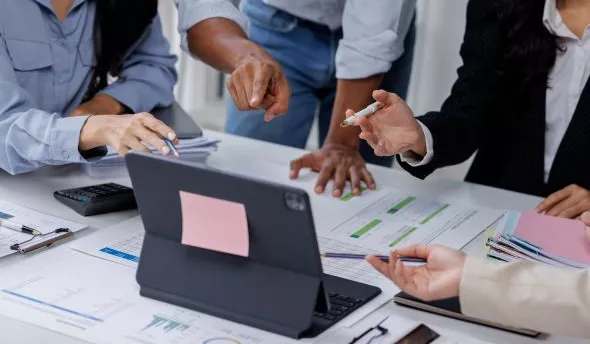 Illustration d'un professionnel en train d'effectuer un bilan de formation, en analysant les compétences acquises et les objectifs atteints