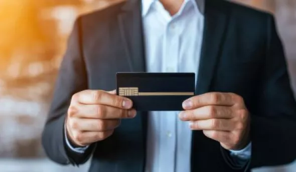 Illustration montrant l'importance de la carte bancaire professionnelle pour la gestion des dépenses d'entreprise, facilitant les transactions et le suivi financier.