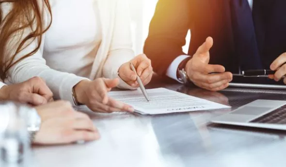 Illustration d'un responsable RH gérant un contrat CDD multi-remplacement, optimisant le remplacement de plusieurs salariés avec une seule démarche.