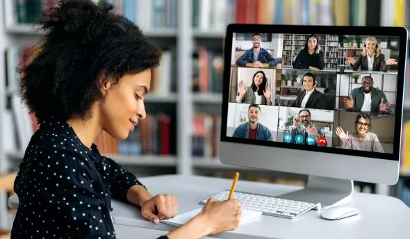 Explication du format COOC (Corporate Open Online Course) et de son utilisation pour la formation en ligne au sein des entreprises.