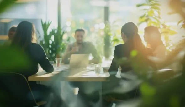Liste de 10 exemples concrets et efficaces pour améliorer le bien-être des employés au travail, en mettant l'accent sur l'environnement et la culture d'entreprise.