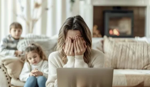 Un parent salarié travaillant à domicile avec son enfant, illustrant l'importance des politiques de soutien à la parentalité en entreprise.