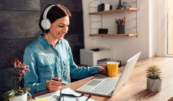 Illustration des risques liés à l'isolement en télétravail et des stratégies pour les prévenir afin de maintenir le bien-être des employés.