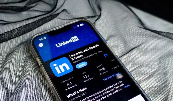 Stratégies et conseils pour utiliser LinkedIn efficacement dans le recrutement, de la recherche de candidats à la gestion des annonces.