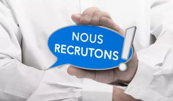 Rédaction d'un message de recrutement percutant sur ordinateur