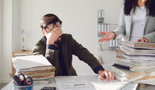 Conseils pratiques pour identifier, prévenir et gérer le mobbing au travail afin de préserver le bien-être et la sécurité des employés.